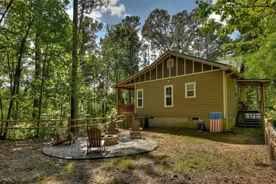 Image de Mountain Livin' beckons with pet-friendly charm, complete with a fenced yard, soothing hot tub, crackling firepit, and reliable WiFi
