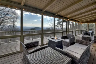 Image de Whiskey Bear- Pet-friendly retreat boasting mountain views, hot tub, fire-table, WiFi, mini golf, and spacious screened porch for ultimate relaxation