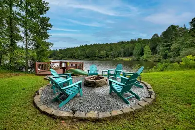 Image de Nestled near tranquil waters, Aj's Lake House welcomes all, offering pet-friendly bliss w/kayaks, a fire pit, hot tub, ping pong, and WiFi