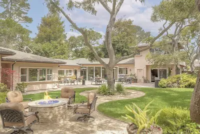 Image de 3885 Pebble Beach Oasis - Indoor-Outdoor Living, Available for Extended Stays