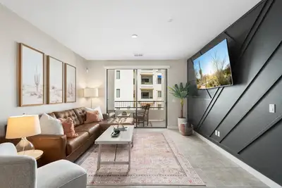 Image de Stylish 2br-2ba Condo…Walk to Dining & Coffee…Resort-Style Pool, Gym, & More!