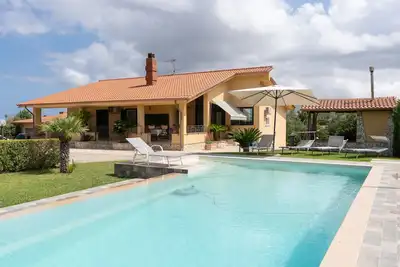 Image de Villa 'Oasi Della Pace, Partinico' avec vue sur les montagnes, piscine privée et Wi-Fi