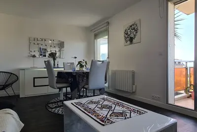 Image de Appartement tout confort Ă 50 m de la grande plage du Val au coeur de la ville