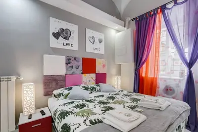 Image de Bbl - Comfy est l'appartement idéal pour ceux qui souhaitent séjourner dans le centre de Rome. Il se trouve à distance de marche de la gare et de 2 lignes de métro. C'est un rez-de-chaussée, avec 2 chambres doubles confortables, un salon avec un can