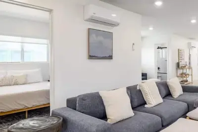 Image de New Midtown Farmhouse - Hot Tub, Patio, Gym