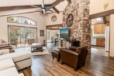 Image de Beautiful home with spa, patio, firepit, near attractions + outdoor activities!