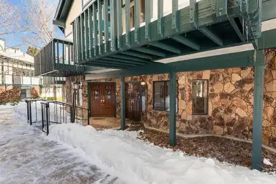 Image de Lakeside condo with two queen suites, access to shared pool, tennis and gym!
