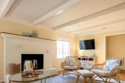 Image de Pleasure Point Getaway with hot tub, dog friendly!