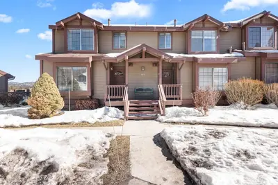 Image de Pet-friendly lakefront condo with fireplace, community pool, hot tub + more!