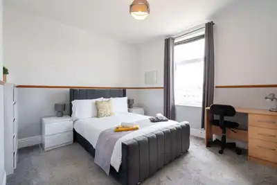 Image de Spacious & Homely, 4 Br, Parking, Close to Centre
