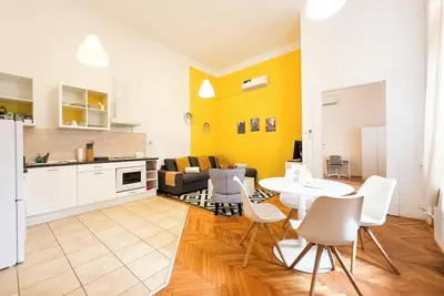 Large Peaceful 1br Central Apt A/C - Yellow House