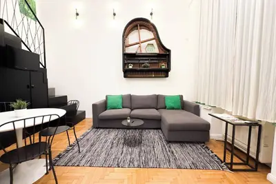 Image de Cozy Central 2br ground floor apartment with A/C - The Green Piano