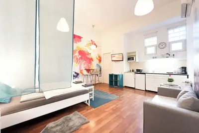 Image de Charming Central Studio Apartment with A/C - Flora's Room