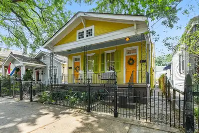 Image de Uptown double near shopping, restaurants and bars!
