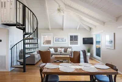 Image de Oceanfront with Panoramic Views, Newly Renovated!