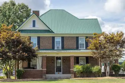 Image de Historic 4 bedroom house with hot tub-great location