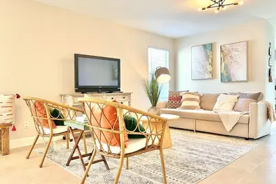 Image de Contemporary 4-Bed Home Steps from Downtown & Att Center
