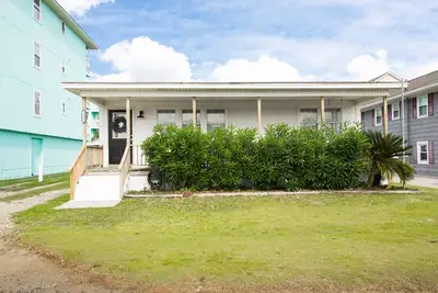 Image de Classic Beach Cottage with front porch view of water