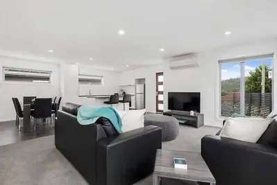 Image de Comfy Villa • Near Shops • 10min Cbd & Airport.