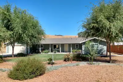 Image de Private, rural 2 bedroom home (3rd bedrm optional) with hot tub in wine country