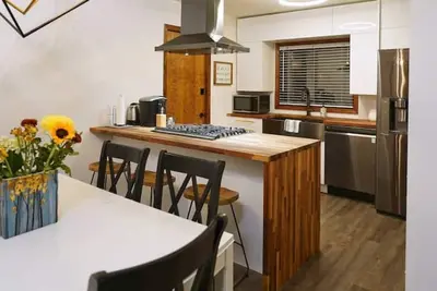 Image de Cozy 3 Bedroom King Suite 7 min to Downtown CdA!