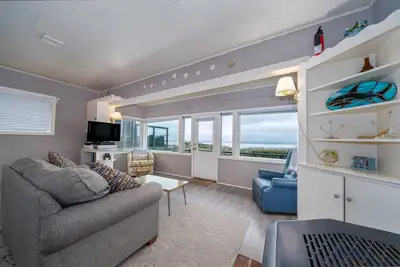 Image de Steps to the Beach, Charming Oceanfront Bungalow with Deck and Ocean Views