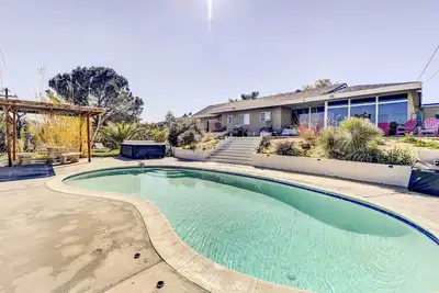 Image de Tranquil Home w/ Pool - 14 Mi to Joshua Tree!