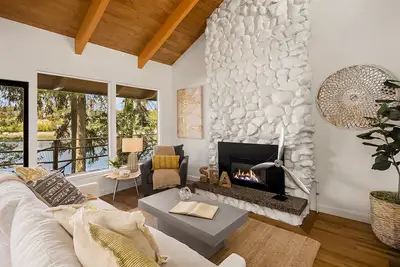 Image de Updated beachfront home with private beach, water views, spacious deck, & W\/D