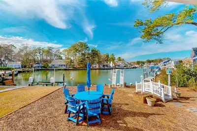 Image de Dog-friendly, waterfront home with dock, fireplace, pools & great location