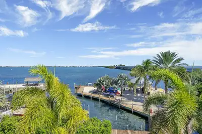 Image de 4 Bedroom 3 Bath Water View Home