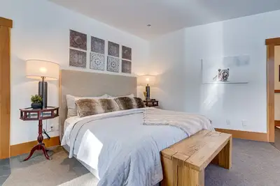 Image de A Peaceful Mountain Retreat in one of Banff's Most Elegant Homes