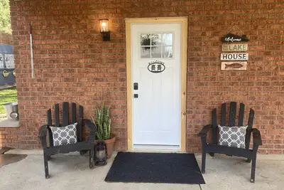 Image de CJs Lakehouse is 1km to Point Pelee. Huge yard, firepit, pets welcome!