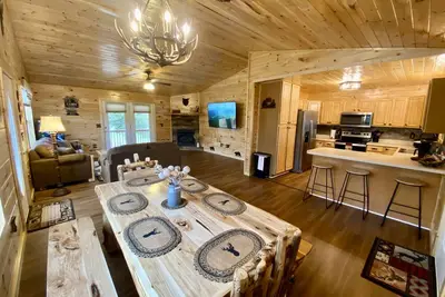 Image de Fenced BigYard+Playground•Toys •HotTub•Arcade•Pets• Private location