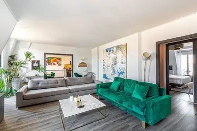 Image de GuestReady - Séjour cosy avec vue sur tour Eiffel