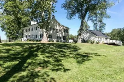 Image de Private Carriage House Retreat on a 33 Acre Historic Working Estate