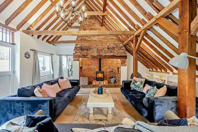 Image de Court Lodge is a substantial and picturesque twin roundel oast house set in pretty gardens within th