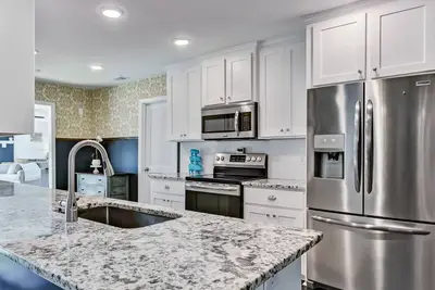 Image de Modern and Classy Wilmington Island Pool Home with Room for 9