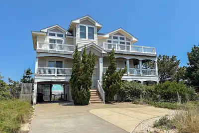 Image de The Salty Lab - Beautiful Ocean & Sound views in this 5 Br \"Dog Friendly\" home!
