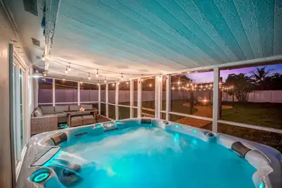 Image de 8 Minutes from numerous beaches, hot tub and beautiful fire pit