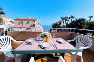 Image de Bungalow avec Vue Imprenable sur la Mer, à Seulement une Rue de la Plage