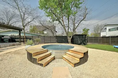 Image de Pet Friendly Soco Home with Cowboy Pool - Webster!