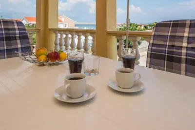 Image de Appartement de deux chambres avec la terrasse et la vue sur le mer Vir (A-20333-a)