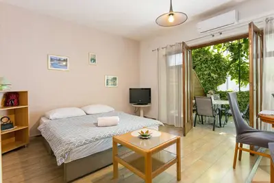 Image de Appartement d'une chambre avec la terrasse Kastel Stafilic, Kastela (A-20802-a)