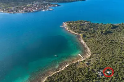 Image de Maison de pêcheur près de la mer Baie Babac, Pasman (K-20901)