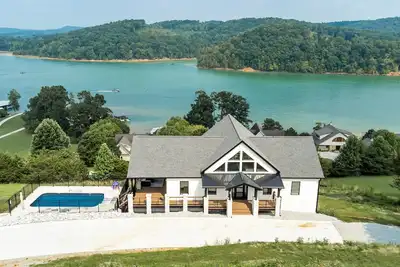 Image de New Norris Lake Home with Private Heated Saltwater Pool and Hot Tub in Deerfield