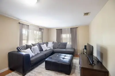 Image de Your Home Away From Home! Contractor Special. 28 days or more only.