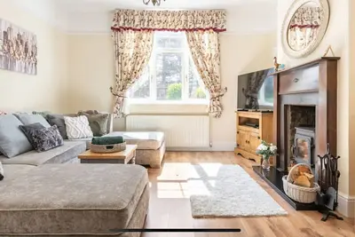 Image de Spectacular sea views, beach, pubs, cafes & restaurants just on your doorstep! !