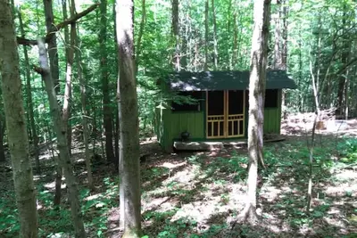 Image de Writer's Den: Rustic Retreat Camping Cabin