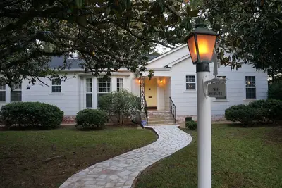 Image de Twin Magnolias - Fully Remodeled early 20th Century home in downtown Sylacauga!