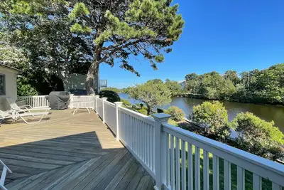 Image de Popponesset Waterfront home-4 bedrooms, 3 baths with outdoor shower